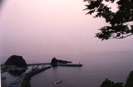 �s���̉��Ƃ���i���O�Y��܂����j�ɓo���āA�S�W������ォ�猩�܂����B